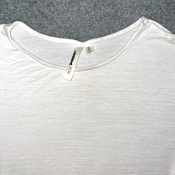 3/$30 Cream short sleeve top - Picture 2 of 3